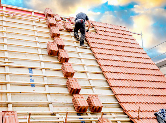 Travaux Couverture : Remplacement toiture, détection et réparation de fuites toiture tuiles. faîtage. Sur Liège en Belgique - HJ TOITURIER LIÈGE